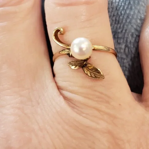 Pearl Ring 14k Yellow Gold5.5mm Pearl Totel Weight 1.5 grams sz 6.75